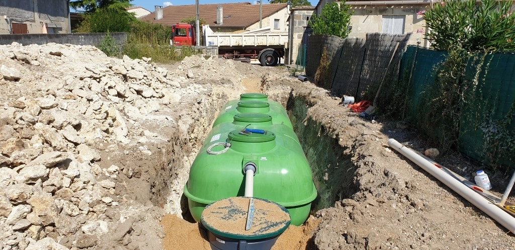 Installation d'une filière d'assainissement non collectif en Gironde, avec cuve enterrée pour le traitement des eaux usées domestiques