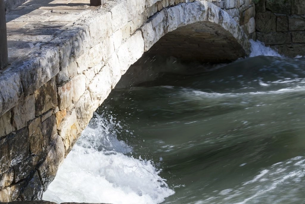 Ponts, buses et dalots : sécurisez vos travaux en cours d’eau